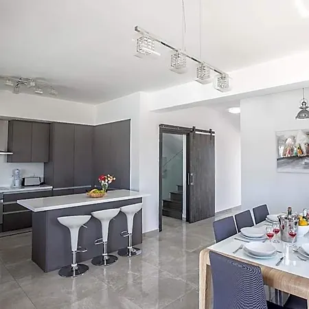 Отель Sienna, Fabulous 6bdr Protaras Паралимни